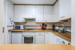 Microondas, parrilla de estufa, lavavajillas y cafetera y tetera 