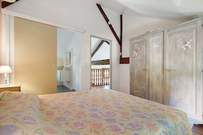 2 quartos, ferros/tábuas de passar roupa, Wi-Fi, roupa de cama