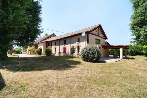 Gîte Jardin De Pomarède with Private Terrace, Wi-Fi and Air Conditioning