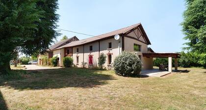 Gîte Jardin De Pomarède with Private Terrace, Wi-Fi and Air Conditioning