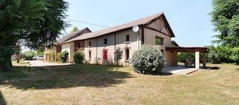 Gîte Jardin De Pomarède with Private Terrace, Wi-Fi and Air Conditioning