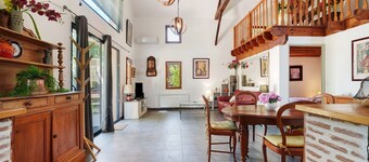 Gîte Jardin De Pomarède with Private Terrace, Wi-Fi and Air Conditioning
