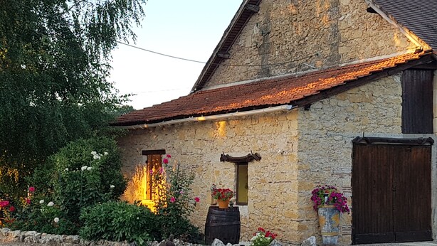 A rustic stone building with a sloped roof, a wooden door, and a small window. - Bed and Breakfast 'Chambre Double Carpediem Bergerac' with Shared Garden, Wi-Fi and Air Conditioning (Prigonrieux)