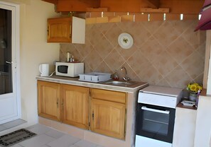 Refrigerador, microondas, tetera eléctrica y periquera 