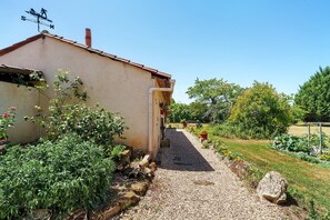 Property grounds - Carpediem Family Room B&B with Shared Garden, Wi-Fi, and Air Conditioning (Prigonrieux)