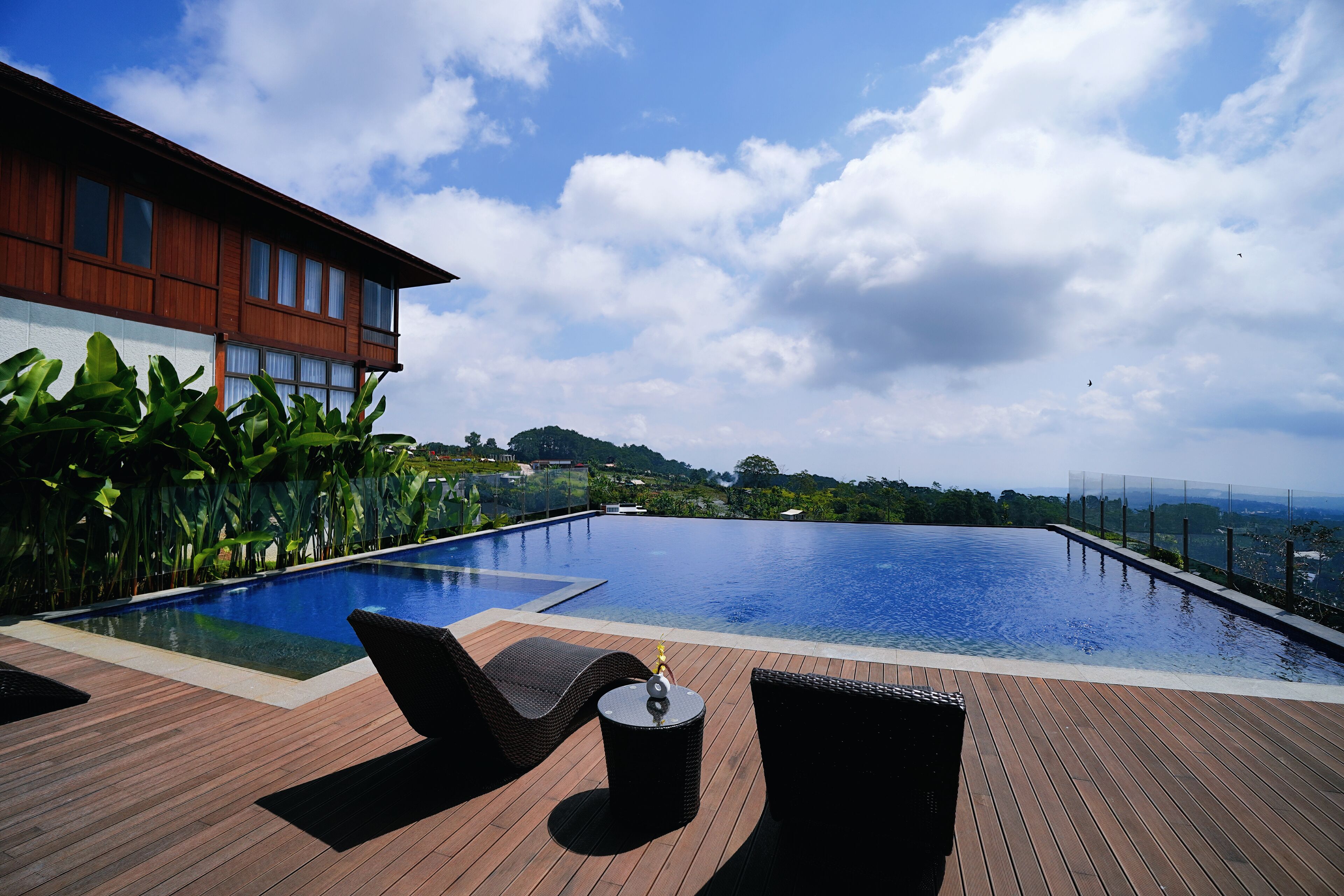 2 kolam renang outdoor, dengan payung kolam renang dan kursi berjemur