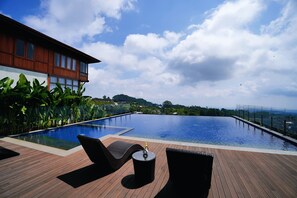 2 piscines extérieures, parasols, chaises longues