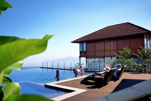 2 utomhuspooler, parasoller och solstolar