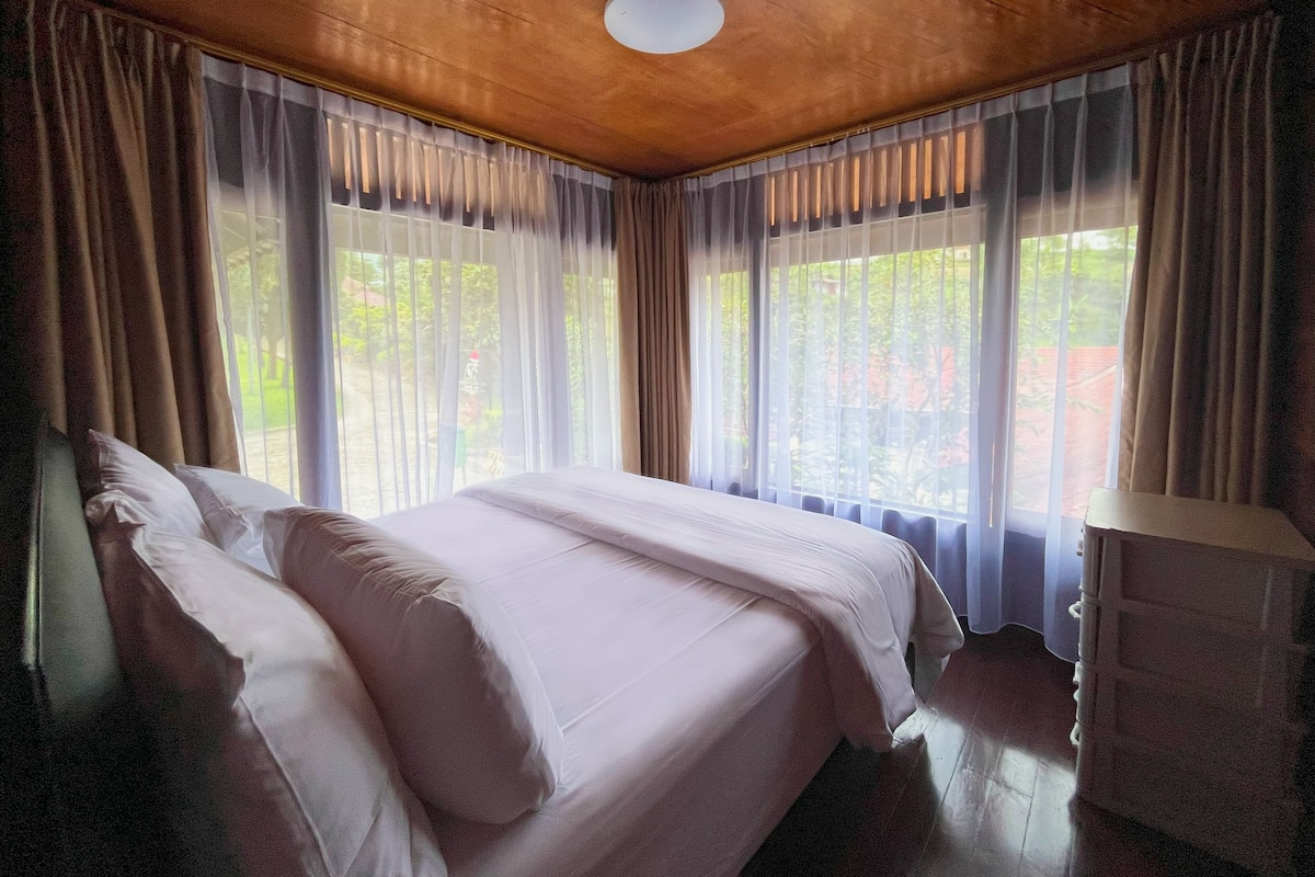 Exclusive-Haus, 3 Schlafzimmer, Gartenblick, Erdgeschoss | Hochwertige Bettwaren, individuell dekoriert, individuell eingerichtet