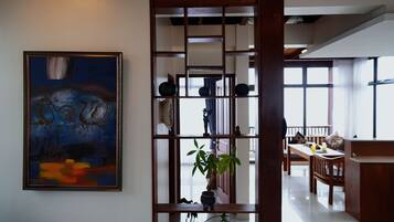 Panoraamatalo, 3 makuuhuonetta, näköala mäelle, puolikerroksessa | Olohuone | 43–tuumainen LCD-televisio, jossa satelliittikanavat