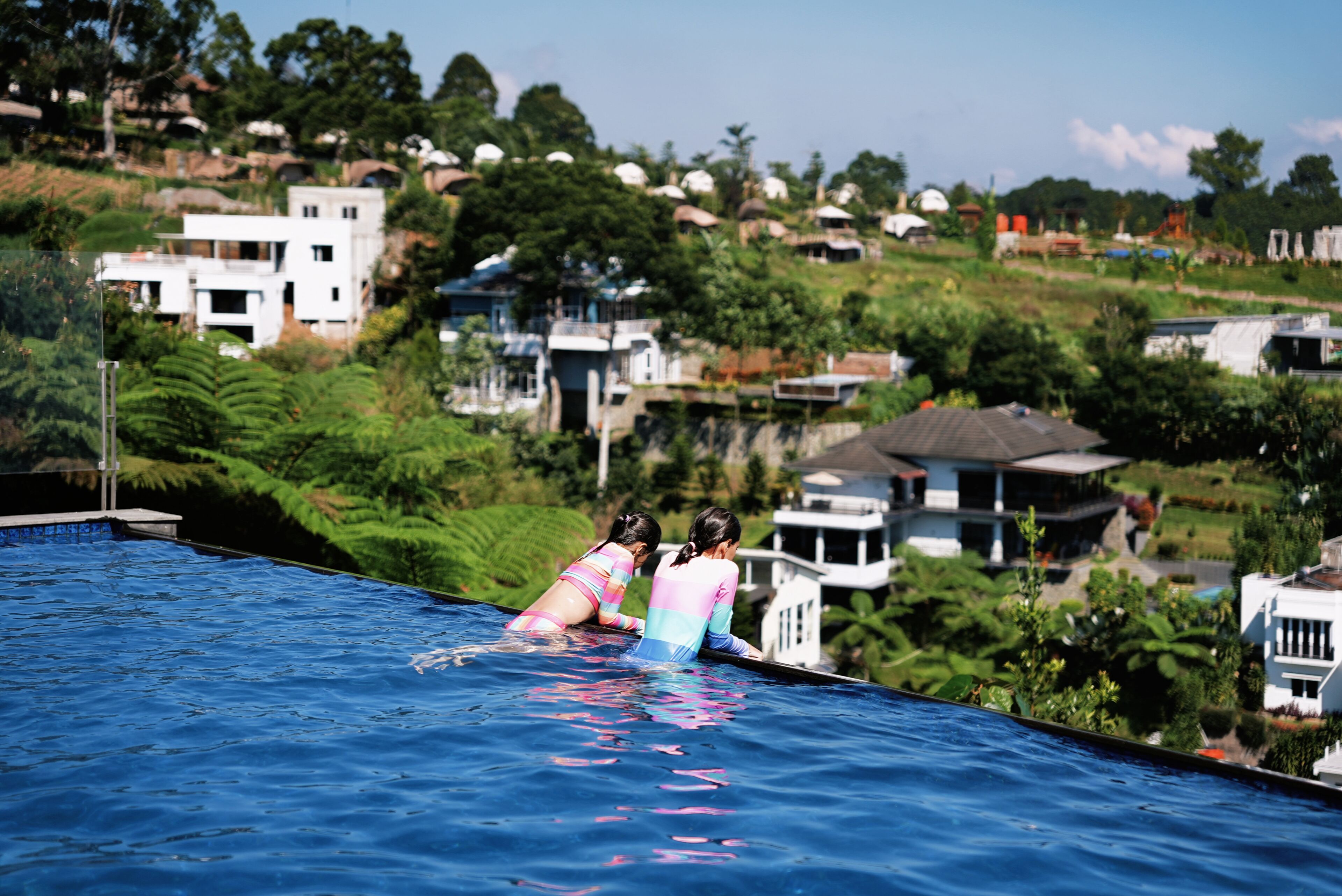 2 ulkouima-allasta, aurinkovarjoja, aurinkotuoleja