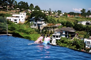 2 piscinas externas, guarda-sóis, espreguiçadeiras