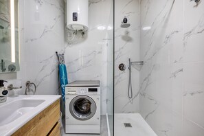 Douche, sèche-cheveux, serviettes fournies, savon