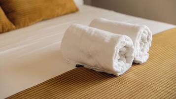 Doppia Deluxe, balcone, vista mare | Una cassaforte in camera, tende oscuranti, insonorizzazione