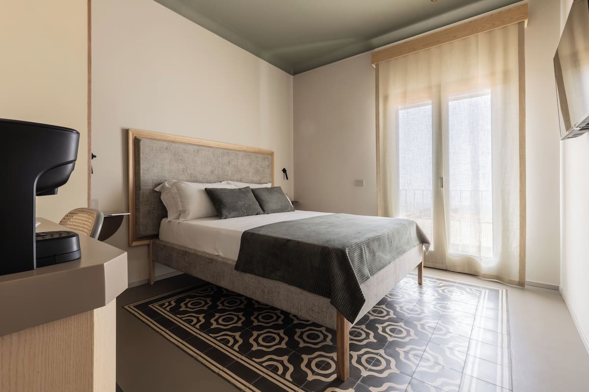 Doppia Deluxe, balcone, vista mare | Una cassaforte in camera, tende oscuranti, insonorizzazione