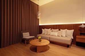 Villa de lujo, 2 habitaciones, alberca privada | Escritorio y espacio para trabajar con laptop 