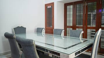 Apartment, 4 Bedrooms, Accessible, Smoking | Dining room