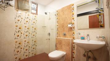 Apartment, 4 Bedrooms, Accessible, Smoking | Bathroom