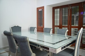 Apartment, 4 Bedrooms, Accessible, Smoking | Dining room