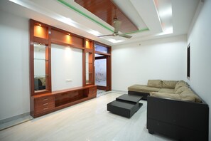 Apartment, 4 Bedrooms, Accessible, Smoking | Living room
