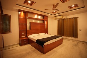 Apartment, 4 Bedrooms, Accessible, Smoking