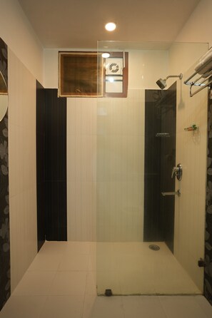 Apartment, 4 Bedrooms, Accessible, Smoking | Bathroom