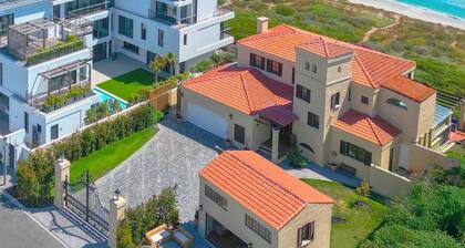 Luxury Beachfront Villa. On the beach. Table Mountain & Sunset Views.