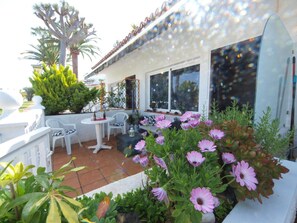 Terrace/patio - Vacation Apartment 'Blue Horizon' with Sea View, Shared Pool and Wi-Fi (Tacoronte)