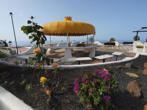 Outdoor dining - Vacation Apartment 'Blue Horizon' with Sea View, Shared Pool and Wi-Fi (Tacoronte)