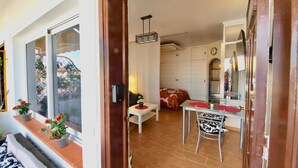 Um interior moderno com área de jantar, cozinha e sala de estar.