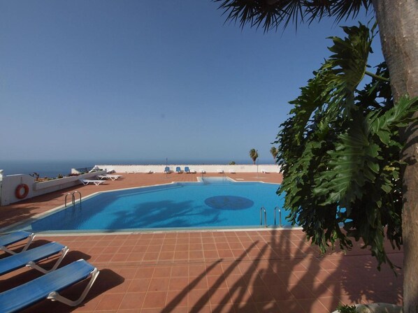 Pool - Vacation Apartment 'Blue Horizon' with Sea View, Shared Pool and Wi-Fi (Tacoronte)