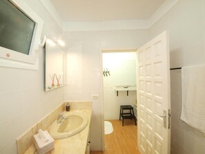 Suihku, hiustenkuivaaja, pyyhkeet