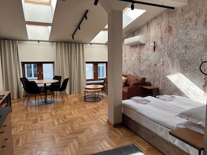 Superior-studiosuite - 1 queensize-seng med sovesofa - tekøkken | Opholdsområde