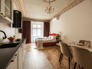 Comfort studio suite, 1 queensize bed, kitchenette | Woonruimte | Flatscreentelevisie