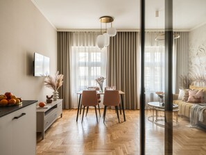 舒適公寓, 1 張加大雙人床及 1 張梳化床, 小廚 | 客廳 | 平面電視