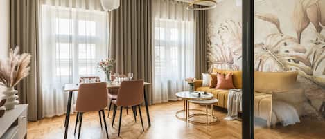 Comfort Apartment, 1 Queen Bed with Sofa bed, Kitchenette | Living area