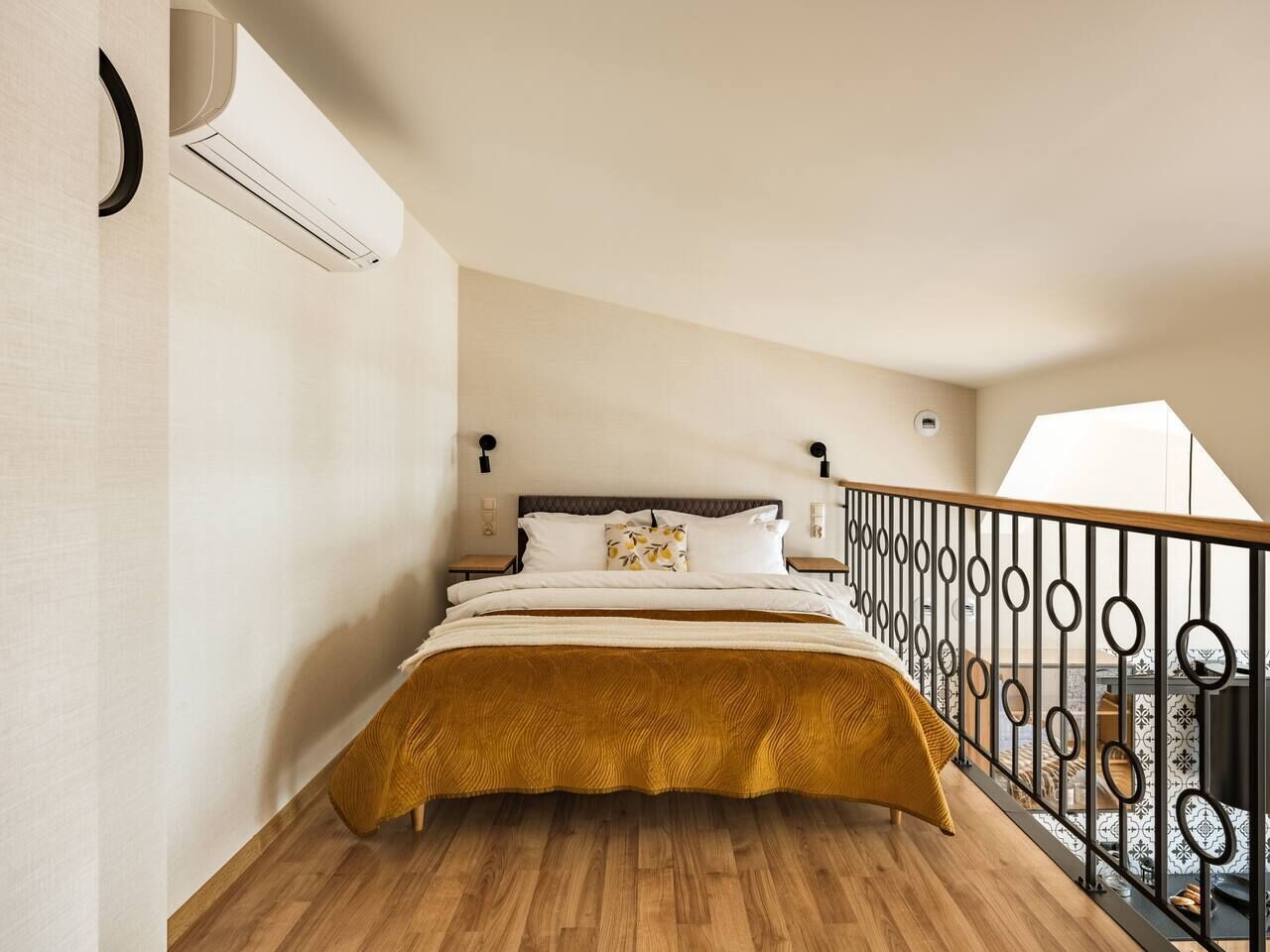 Appartement Confort, 1 chambre, cuisinette, en mezzanine | Fer et planche à repasser, accès au Wi-Fi (inclus)