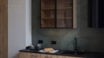 Comfort-studiosuite - 1 queensize-seng - tekøkken | Privat køkken | Køleskab/fryser i fuld størrelse, mikrobølgeovn, ovn, kogeplade