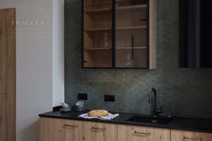 Suite monolocale Comfort, 1 letto queen, angolo cottura | Cucina privata | Frigorifero con congelatore, microonde, forno, piano cottura