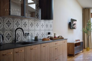 Departamento, 1 habitación, cocineta, mezzanine | Cocina privada | Refrigerador con congelador, microondas, horno y parrilla de estufa 