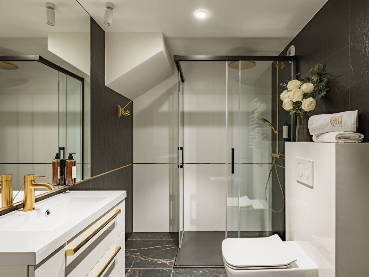 Comfort Apartment, 1 Bedroom, Kitchenette, Mezzanine | Bathroom | Shower, hair dryer, towels, soap