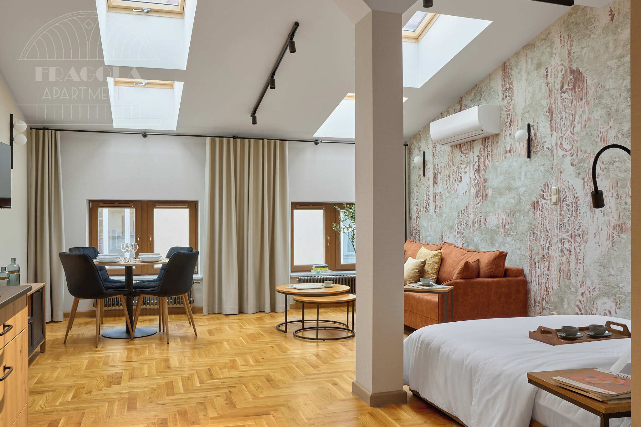 Suite monolocale Superior, 1 letto queen con divano letto, angolo cottura | Area soggiorno | TV a schermo piatto