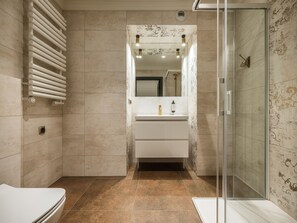 Comfort Apartment, 1 Queen Bed with Sofa bed, Kitchenette | Bathroom | Shower, hair dryer, towels, soap - Art Palace - Fragola Apartments (Kraków)