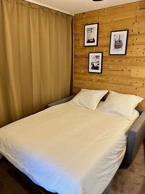 Silitysrauta/-lauta, Wi-Fi, vuodevaatteet