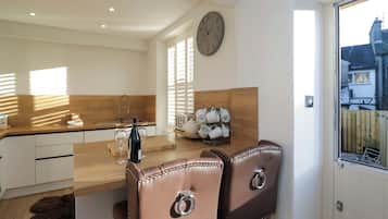 Cottage | Private kitchen | Dishwasher, cookware/dishes/utensils