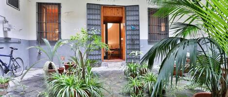 المنطقة المحيطة بالمنشأة