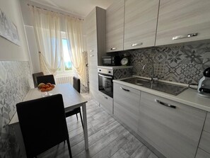 ثلاجة، ميكروويف، فرن، موقد طهي مسطح