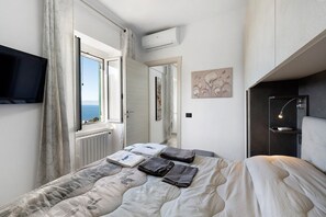 2 bedrooms, iron/ironing board, WiFi, bed sheets - Apartment 'Casa Di Alida' with Sea View, Wi-Fi and Air Conditioning (Camogli)
