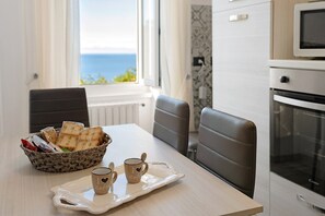 Dining - Apartment 'Casa Di Alida' with Sea View, Wi-Fi and Air Conditioning (Camogli)
