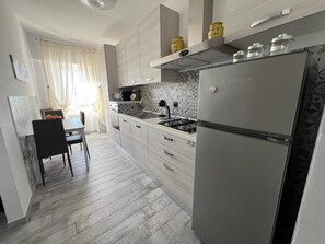 Réfrigérateur, micro-ondes, four, plaque de cuisson